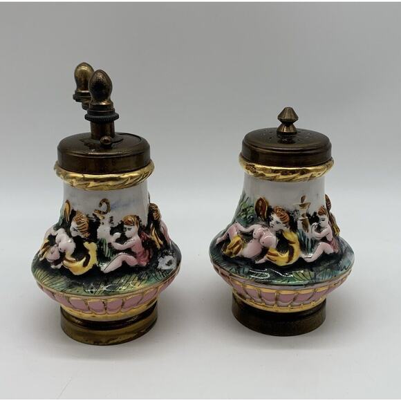 Vtg Capodimonte Salt Shaker & Pepper Mill Relief Cherubs Made in Italy Patina - Picture 1 of 4